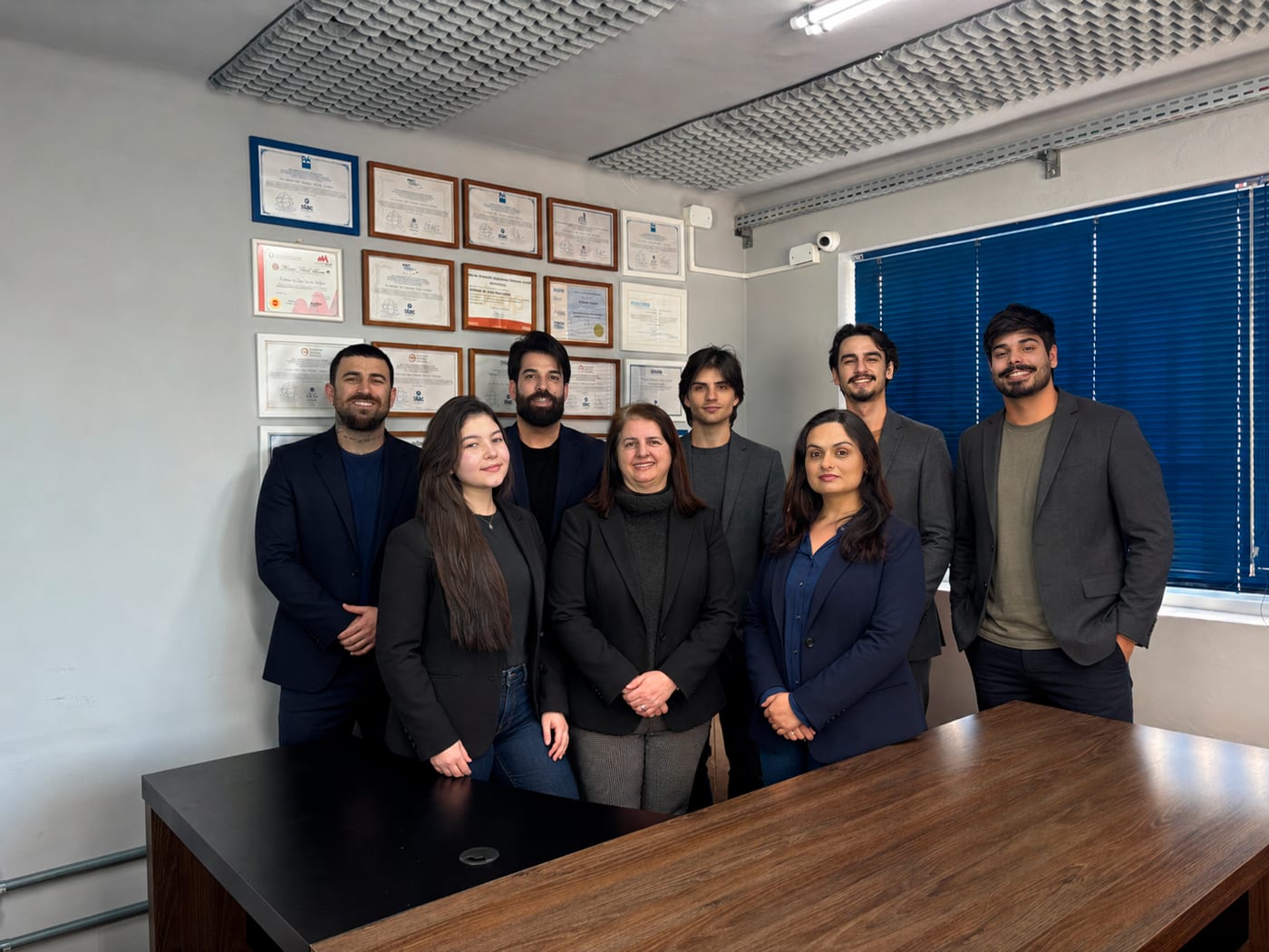 Equipe da JotaCon Consórcios reunida na sala de reuniões do escritório em Caçapava do Sul